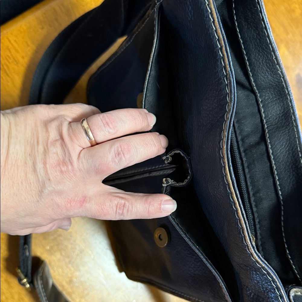 Black Rivet Genuine Leather messenger bag - Picture 10 of 11